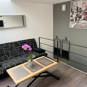 Appartement Charmante Maisonnette Au Coeur Du Village, La Roque-d'Antheron