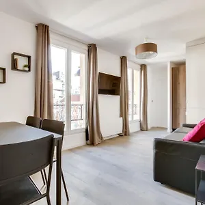Volontaire , Paris France